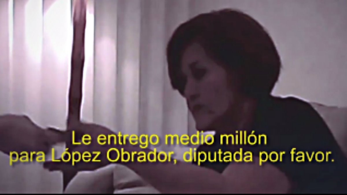 Eva Cadena Sandoval, recibiendo 500 mil pesos para Andrés Manuel López Obrador.