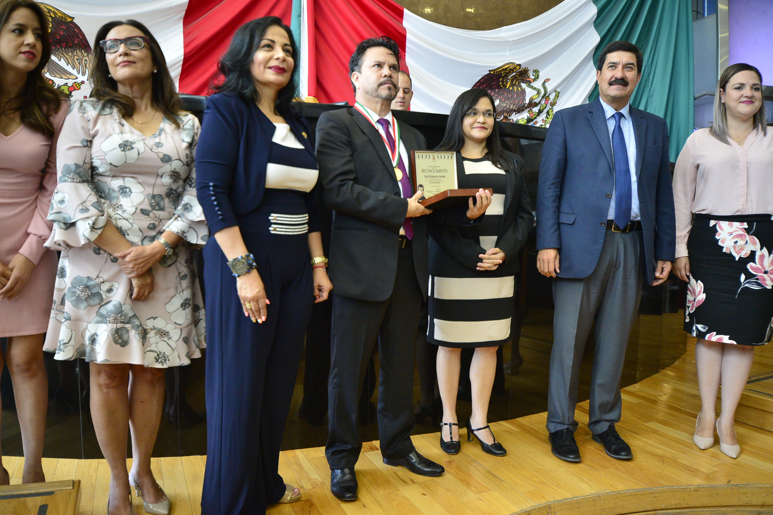La medalla fue entregada por el gobernador de Chihuahua, Javier Corral Jurado.