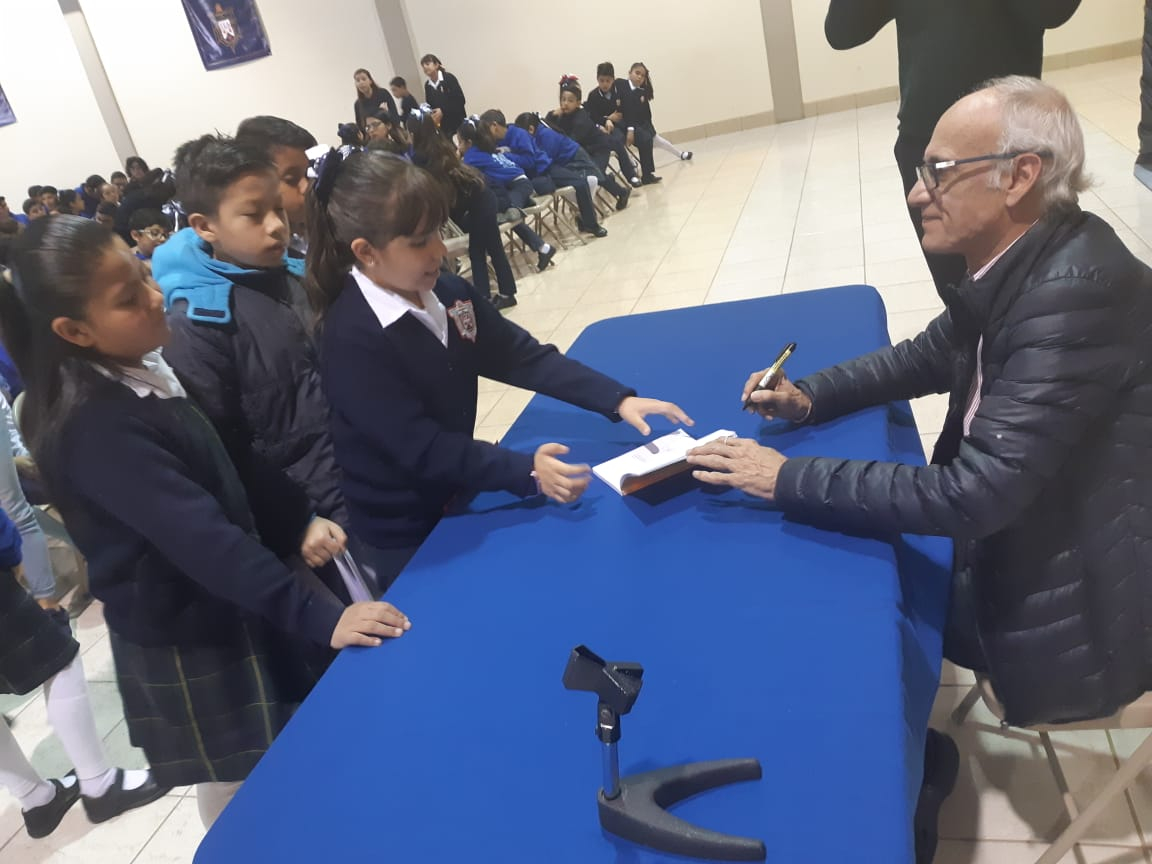 El autor Francisco Hinojosa con alumnos del Colegio Teresa de Ávila.