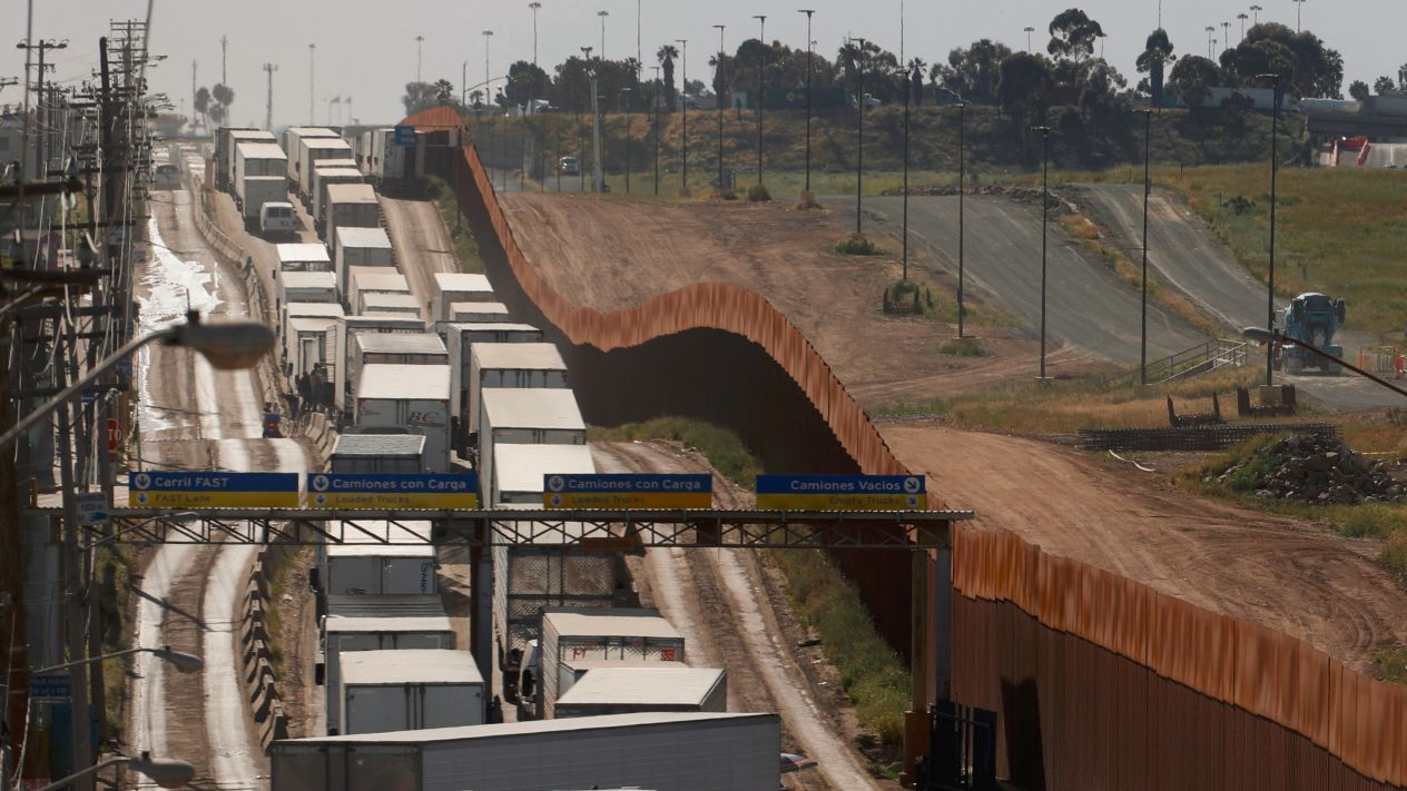 La crisis migratoria en la frontera con EU está impactando a la industria y el comercio en los puentes.