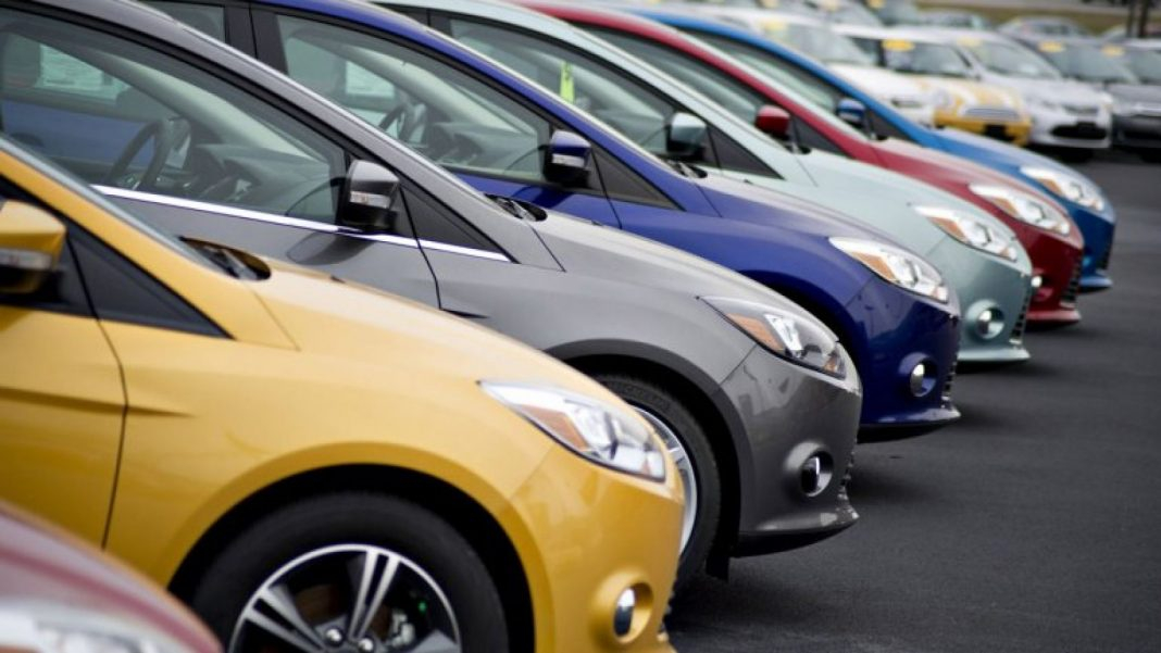 La caída en la venta de autos se atribuye a la incertidumbre económica en México.