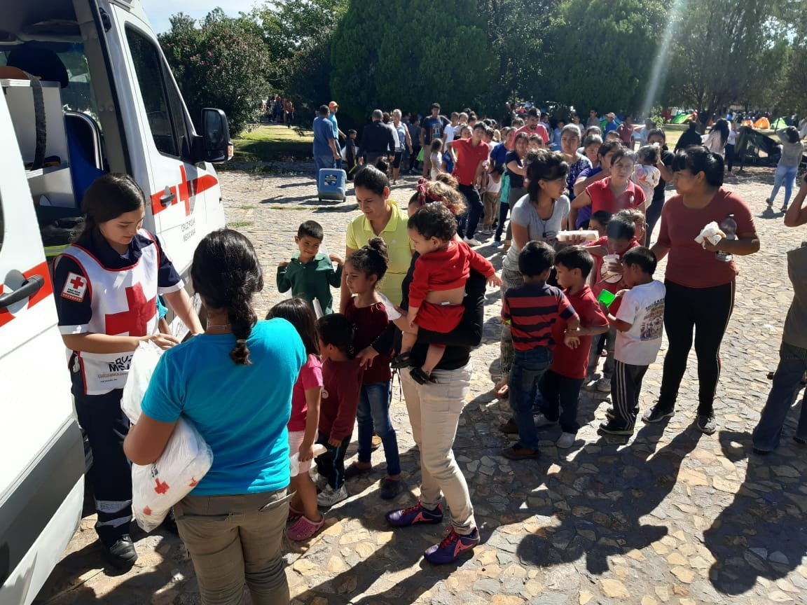 La Cruz Roja entrega 5 mil platillos al día y revisa la salud de los migrantes en los puentes.