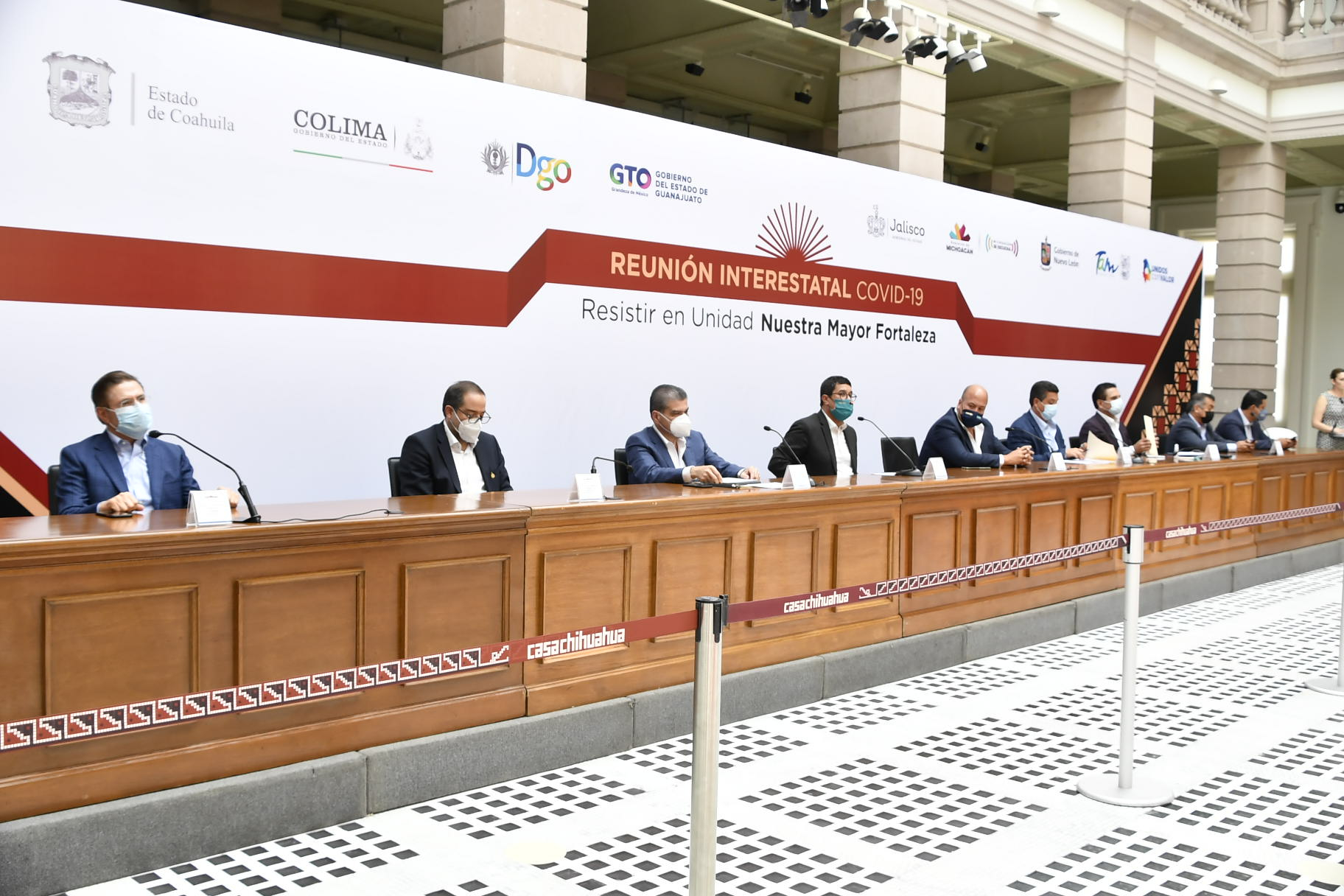 Los 10 gobernadores de oposición hicieron el anuncio desde la ciudad de Chihuahua.