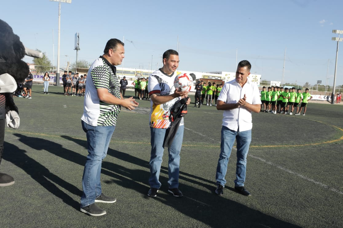 El alcalde deseó éxito a los jugadores y reconoció a los padres de familia por apoyarlos.
