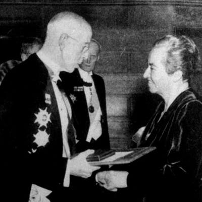 Gabriela Mistral Es Galardonada Con El Premio Nobel De Literatura