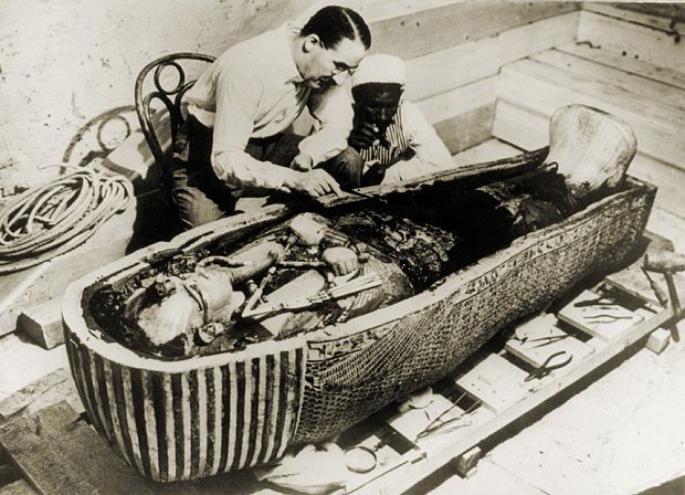 El Arqueólogo Y Egiptólogo Británico Howard Carter Descubre La Tumba Intacta Del Joven Faraón Egipcio Tutankamon