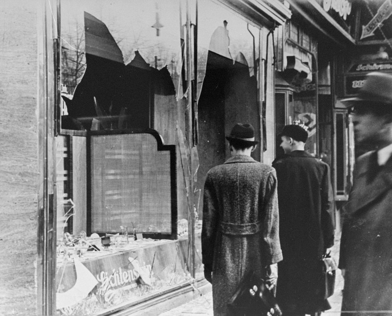 En Alemania Tiene Lugar La Kristallnacht O ‘noche De Los Cristales Rotos’