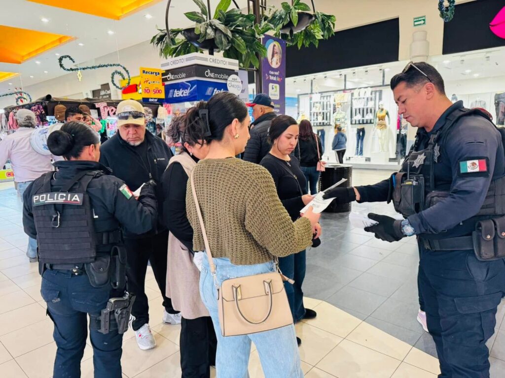 Entrega La Policía Municipal Folletos Informativos En Plazas Comerciales De Ciudad Juárez