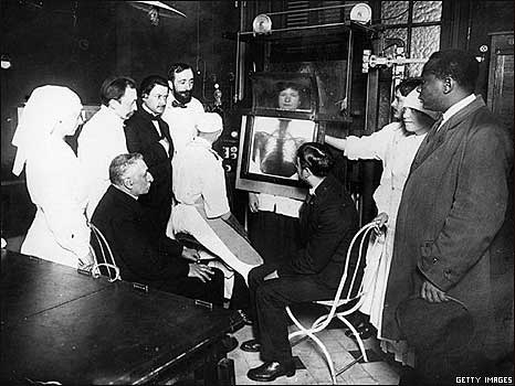 1896, El Físico Alemán Wilhelm Roentgen Realiza Su Primera Demostración De Los Rayos X Ante La Sociedad Médica Física De Wurzburg