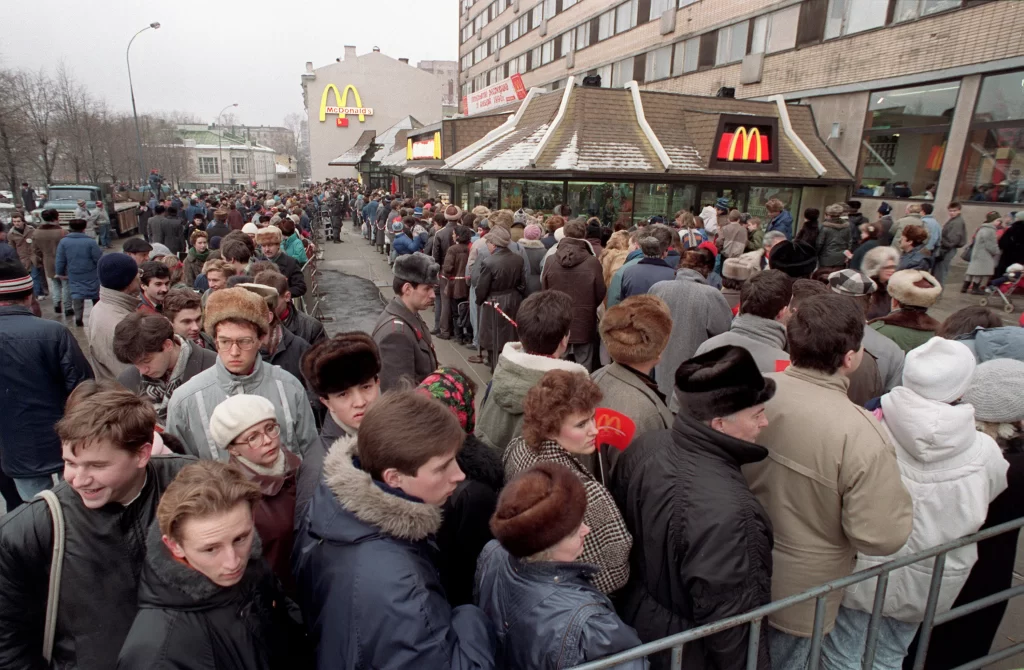 1990, La Cadena De Comida Rápida Estadounidense Mcdonalds Abre En El Centro De La Ciudad De Moscú Su Primer Establecimiento En Rusia