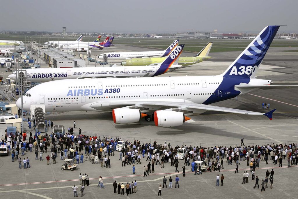 2005, Se Presenta En Toulouse, Francia, El Airbus A380, El Avión De Pasajeros Más Grande Del Mundo