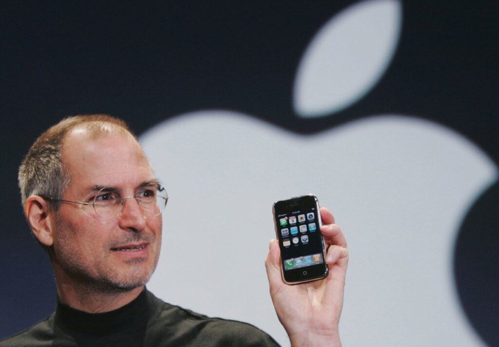2007, El Ceo Y Fundador De Apple, Steve Jobs, Lanza El Primer Iphone