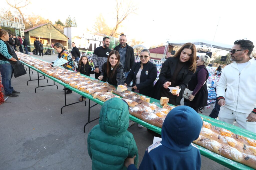Presidenta Del Dif Municipal, Rubí Enríquez, Encabeza El Reparto De Rosca De 700 Mts