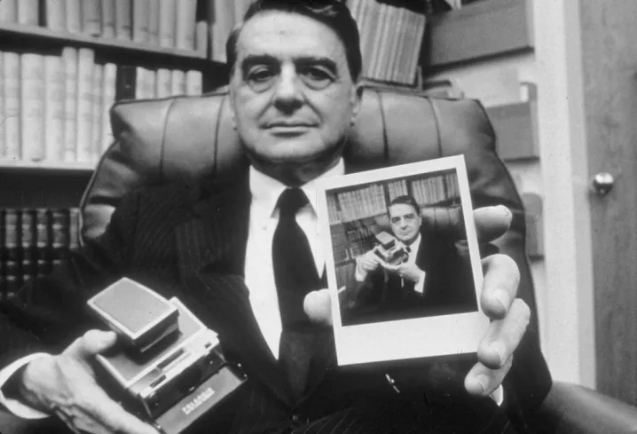 1947, El Inventor Estadounidense Edwin H. Land Presenta La Primera Cámara Fotográfica Instantánea, La Polaroid
