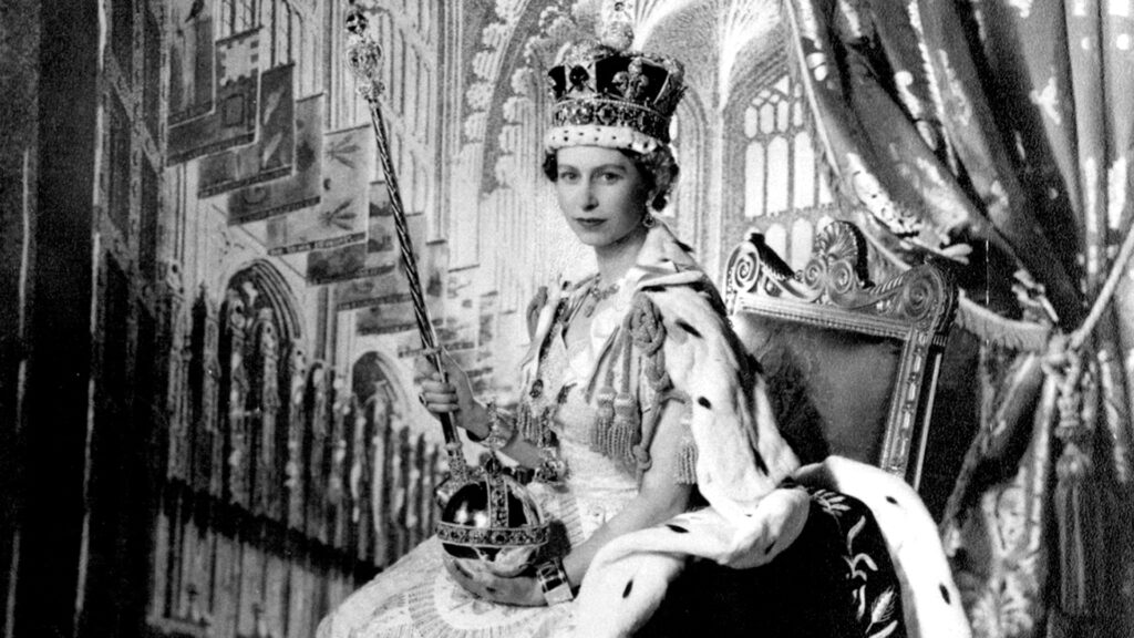 La Reina Isabel Ii En Su Trono En El Palacio De Buckingham, Junio 6, 1953