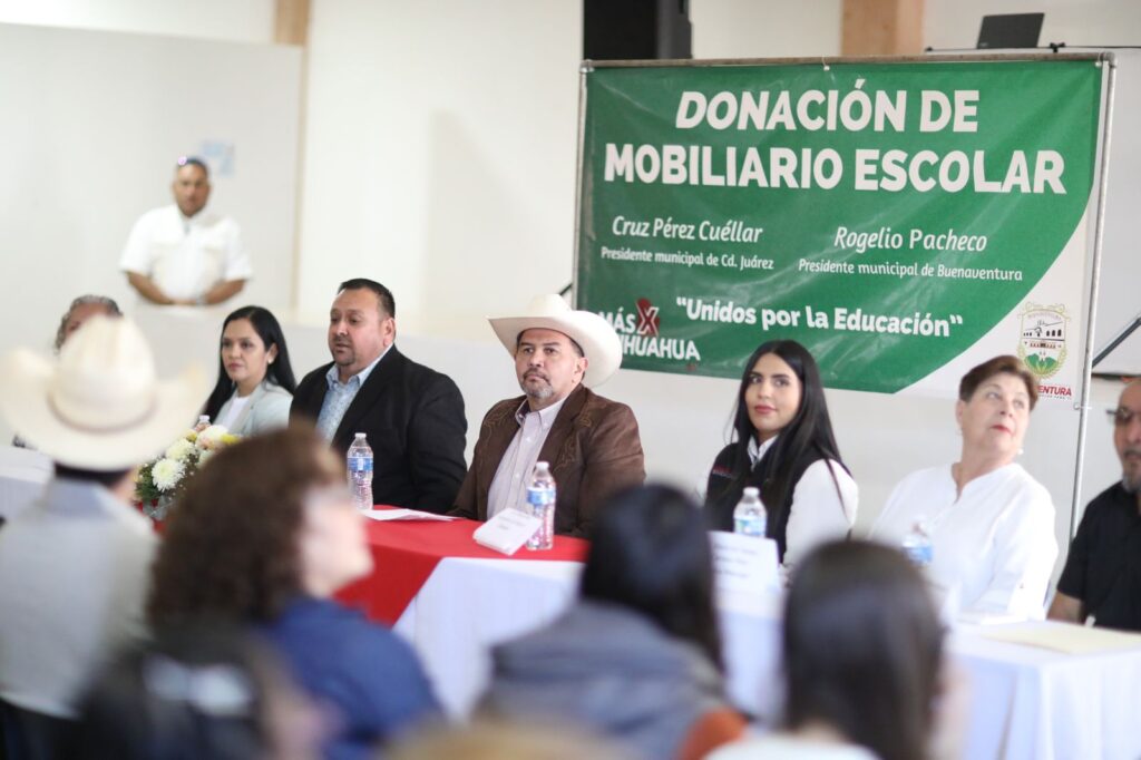 Entrega Alcalde Cruz Pérez Cuéllar Mobiliario Educativo En Buenaventura