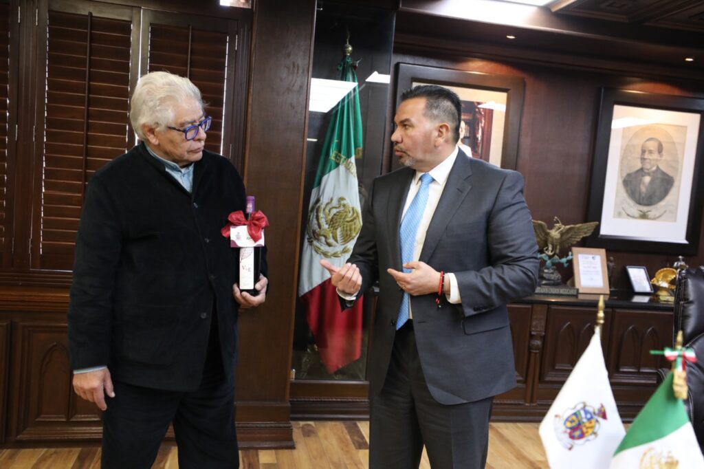 Se Reúnen Pérez Cuéllar Y El Escultor Sebastián, Buscan Instalar Arte En El Suroriente