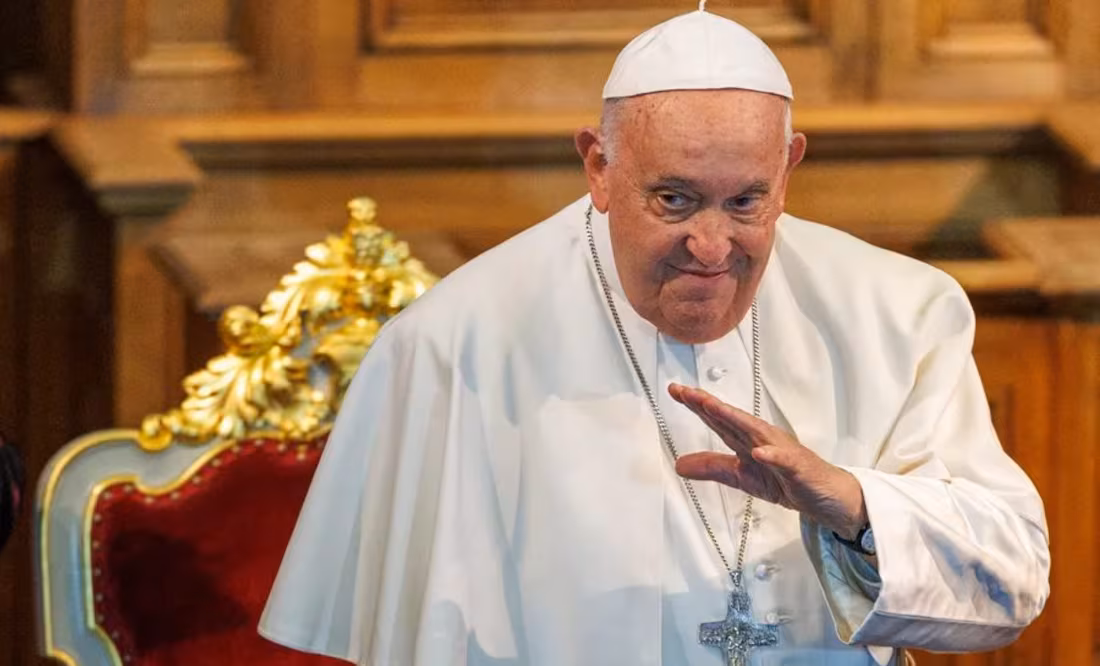Papa francisco se mantiene estable tras leve mejoría; dieta ya incluye alimentos sólidos