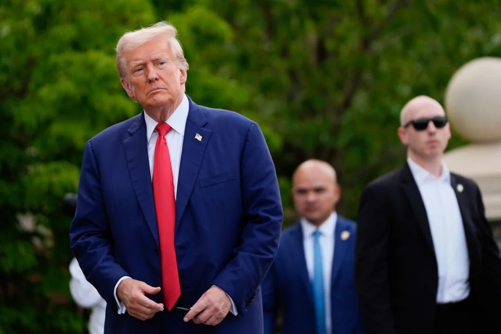 Trump dice que considera formas de servir un tercer mandato como presidente