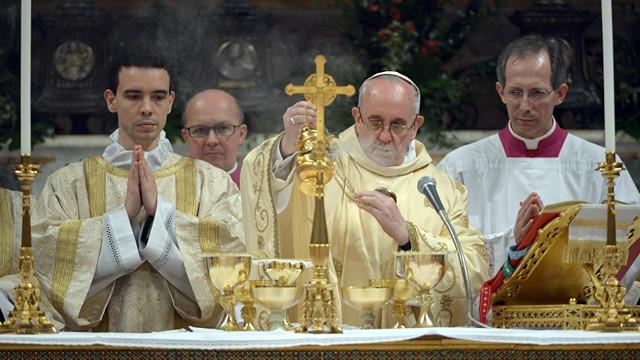 El papa francisco comienza su pontificado con una misa solemne ante 200 mil asistentes