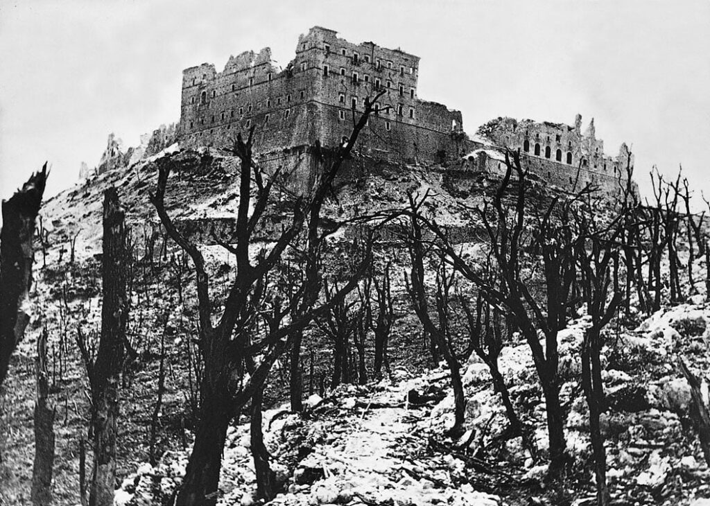Un intenso bombardeo aliado deja casi destruido el monasterio de monte cassino, en italia