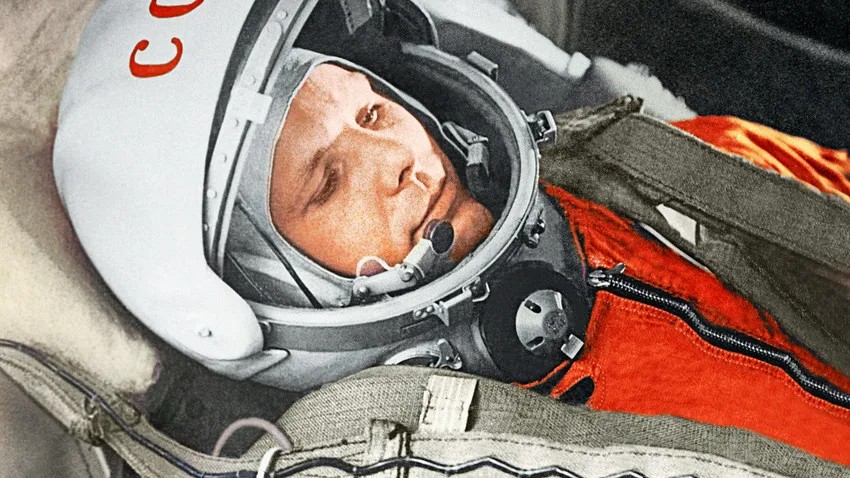 1961, el soviético yuri gagarin realiza un vuelo de 1 hora y 48 minutos a bordo de la nave vostok i