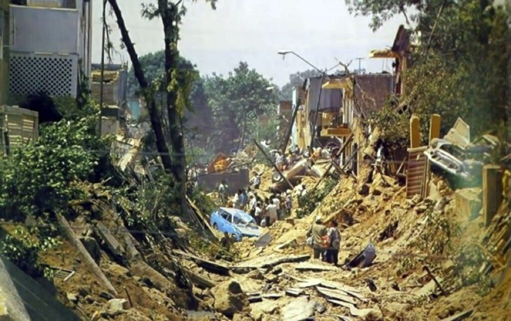 1992, una serie de explosiones en cadena por acumulación de gases en el alcantarillado de guadalajara, méxico, dejan 200 muertos