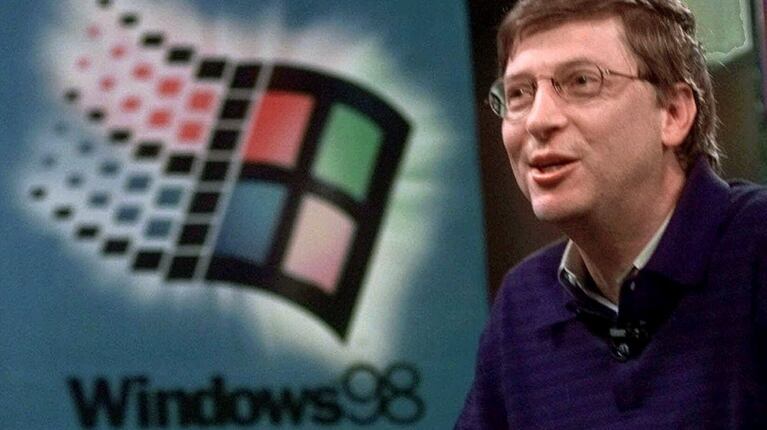 1998, el presidente de microsoft, bill gates, presenta en chicago (eeuu) su nuevo sistema operativo windows 98