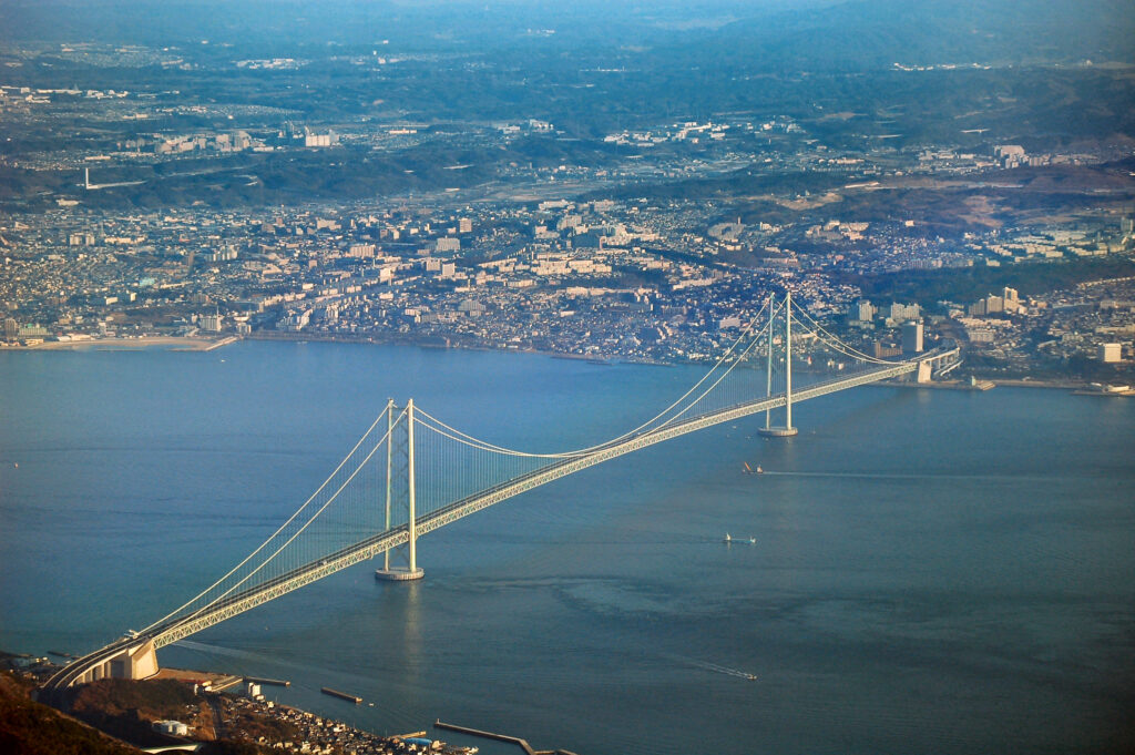 1998, es inaugurado en japón el puente colgante de akashi kaikyo, de 3 mil 911 metros