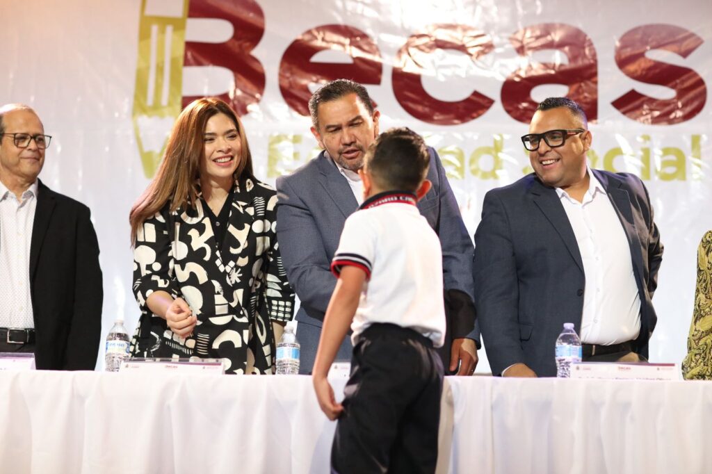 Encabeza alcalde cruz pérez cuéllar entrega de becas de equidad social en juárez
