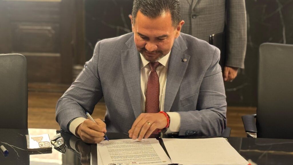 Firma alcalde pérez cuéllar convenio del programa de vivienda para el bienestar