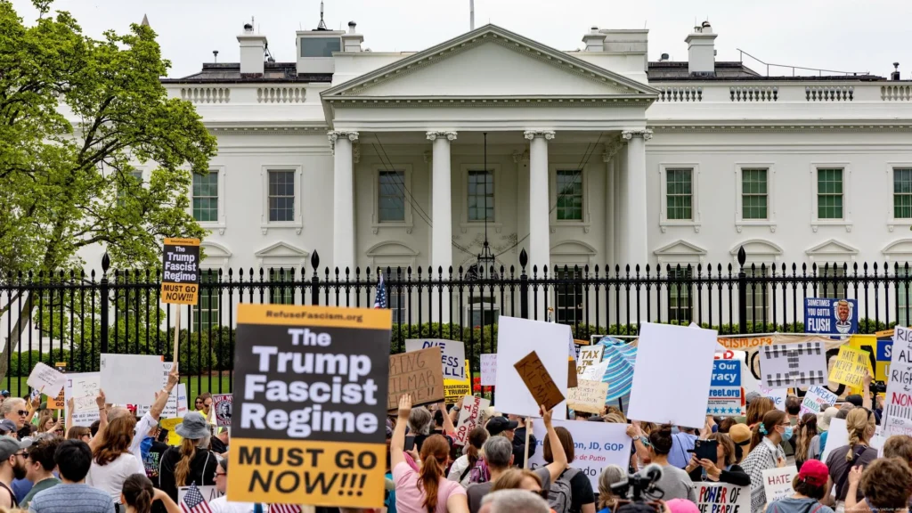 Miles salen a las calles de Estados Unidos en protestas contra el ...
