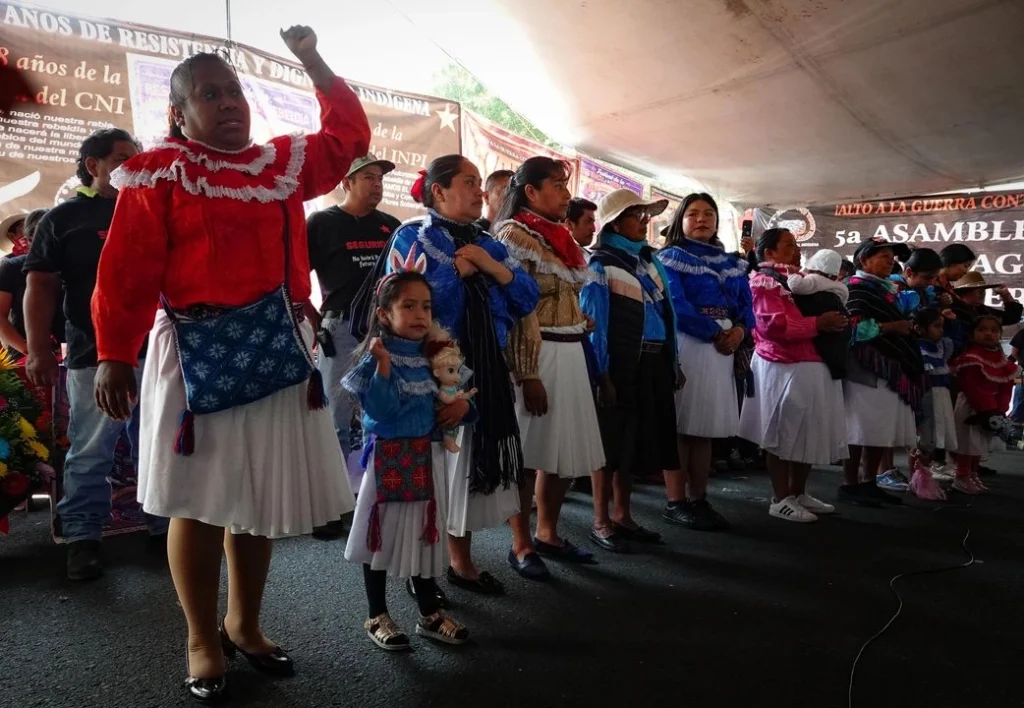 Valida segob traducción del himno nacional en todas las comunidades indígenas