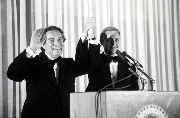 El poeta mexicano octavio paz, recibe el premio cervantes 1981