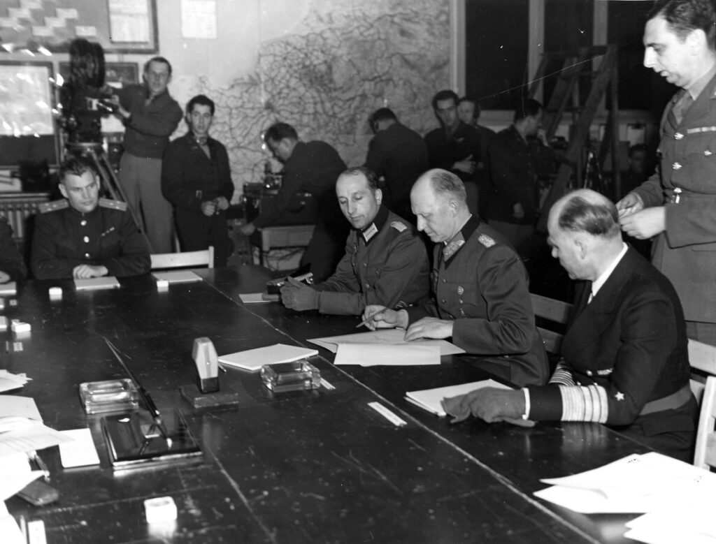 1945, alemania se rinde incondicionalmente ante los aliados, y concluye la segunda guerra mundial