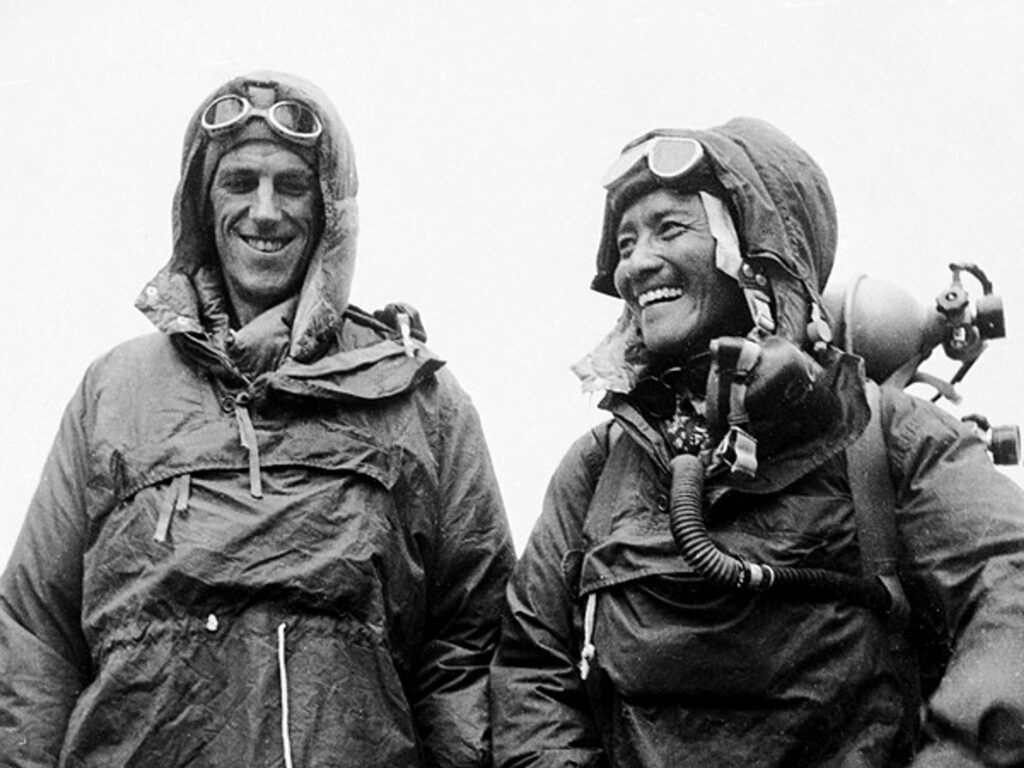 1953, el neozelandés edmund p. hillary se convirtió en el primer hombre que ascendió a la cumbre del monte everest