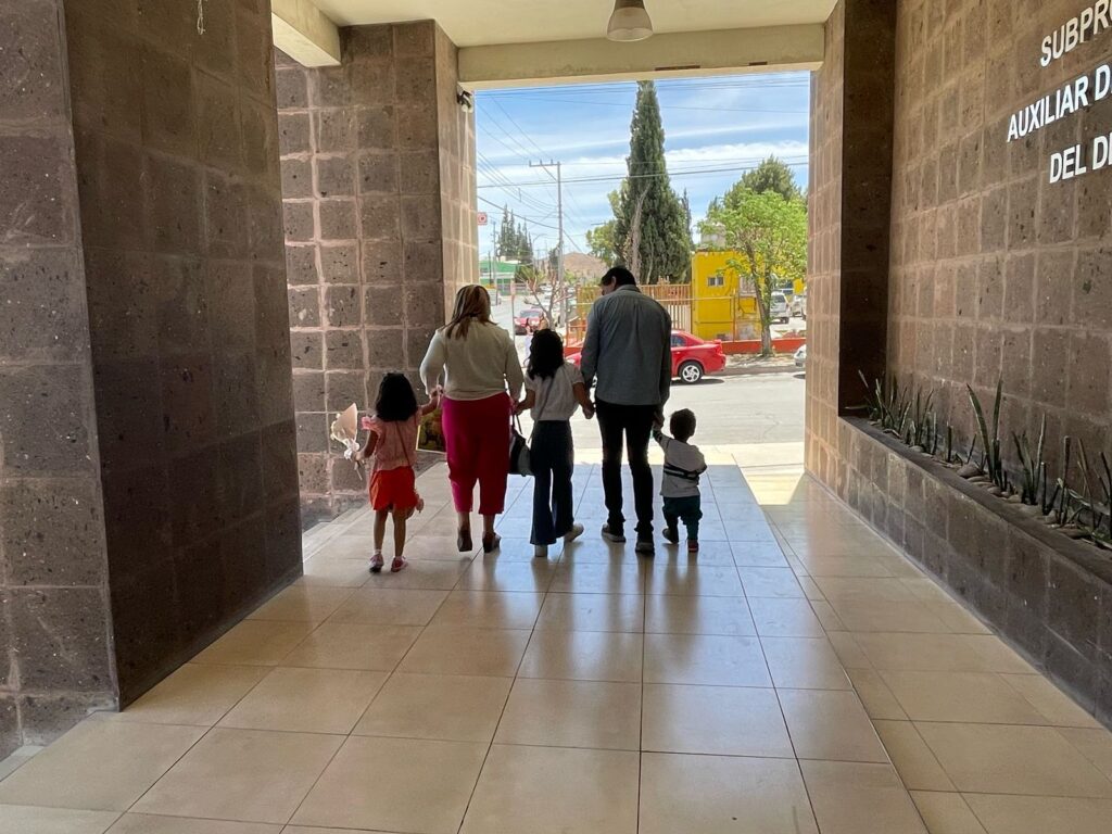 Asignó dif estatal familias a 13 niñas y niños en adopción durante abril 2025