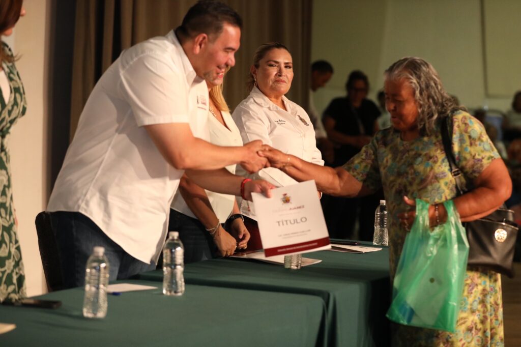 Entrega alcalde pérez cuéllar títulos de propiedad a 415 familias de ciudad juárez