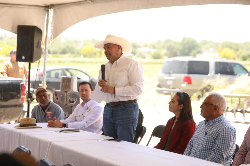 Entrega alcalde una solución nutritiva para los productores del valle de juárez