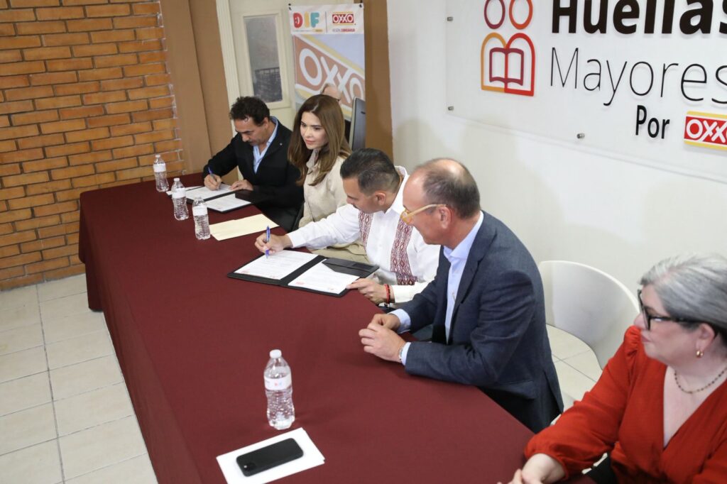 Inaugura pérez cuéllar centro educativo “huellas mayores” con oxxo y el dif municipal