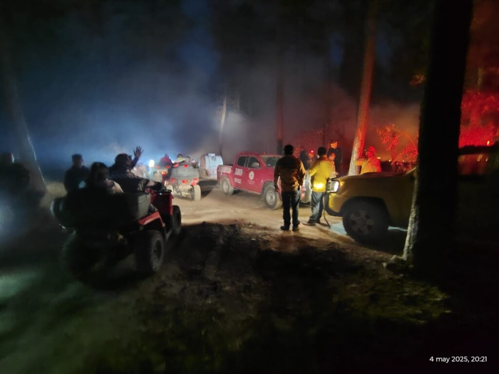 Llevan comunicación satelital y suministros a combatientes de los incendios forestales
