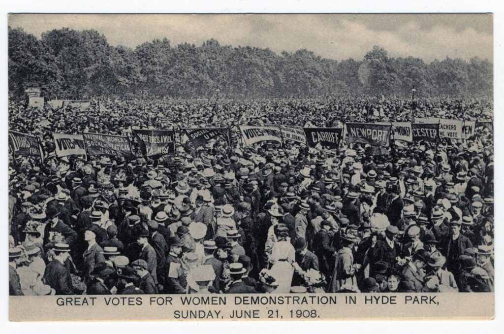 1908, más de 250 mil mujeres reclaman en hyde park, londres el derecho al voto para ellas