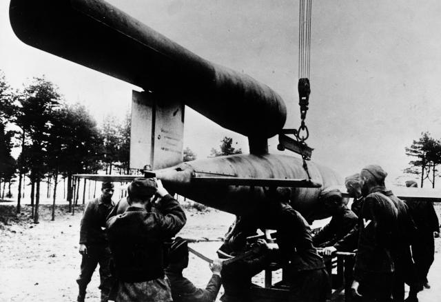 1944. lanzamiento sobre londres de la bomba v 1 alemana, el primer misil guiado que se utilizó en la guerra
