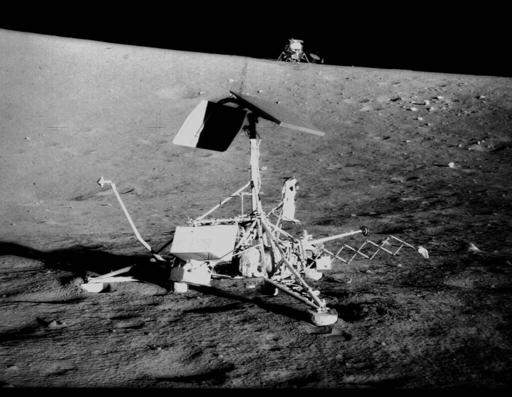 1966, la sonda lunar surveyor i, de estados unidos, aluniza después de un vuelo de tres días