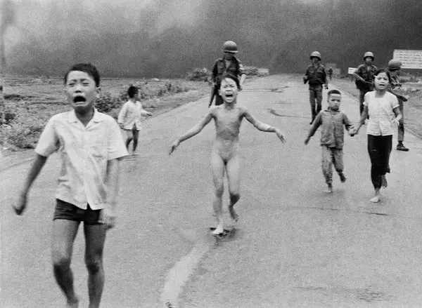 1972, nick ut, fotógrafo de associated press, captura la foto de la niña phan thi kim phúc