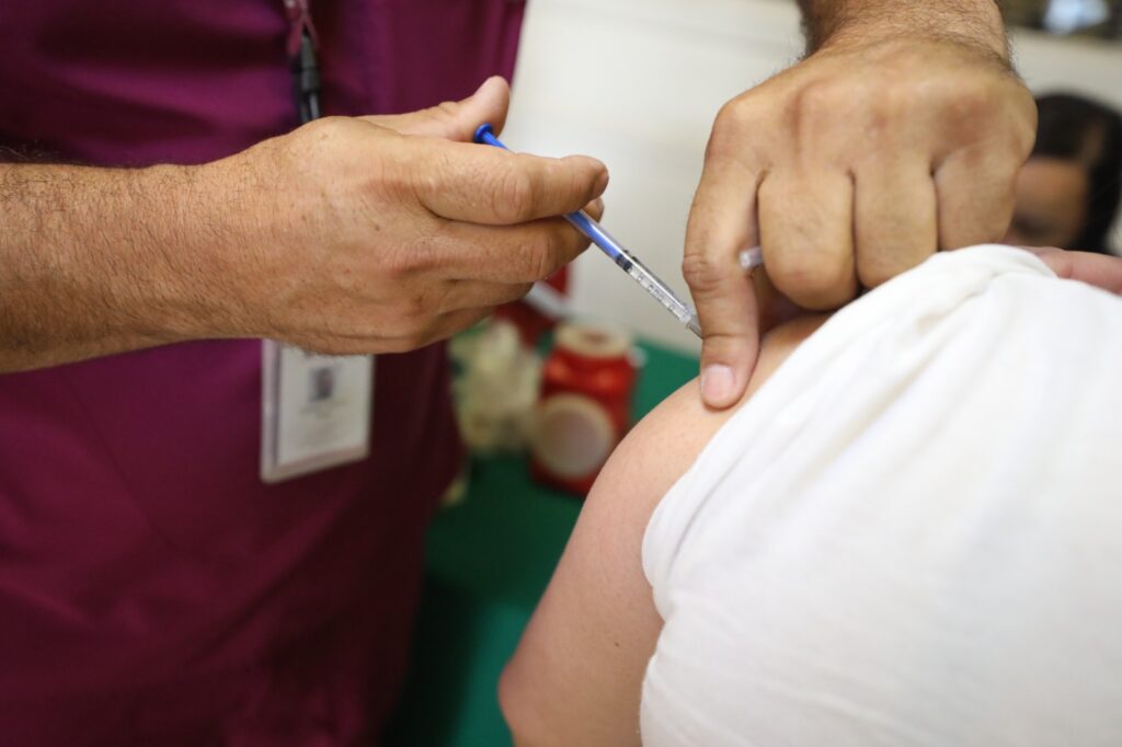 Aplica salud vacunas contra sarampión, la influenza y el neumococo en ciudad juárez