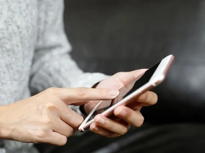 Así es cómo puedes saber si te espían por la cámara de tu celular y cómo evitarlo