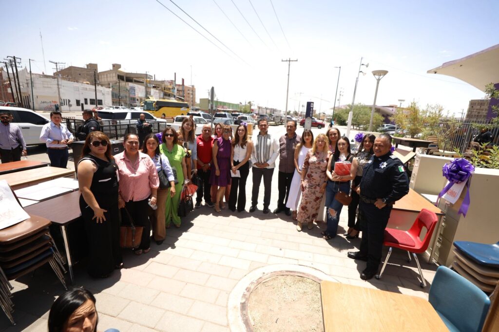 Entrega alcalde donación de mobiliario a instancias de las mujeres de 11 municipios