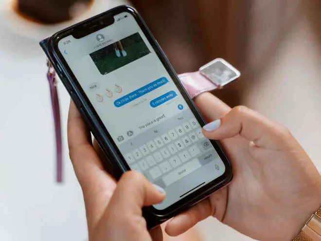 Escucha en voz alta mensajes de texto de whatsapp; puedes activarlo en ios y android