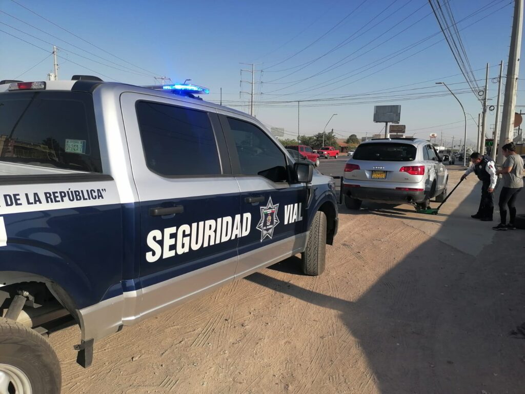 Hasta 100 apoyos ciudadanos brindan diariamente agentes de seguridad vial en juárez